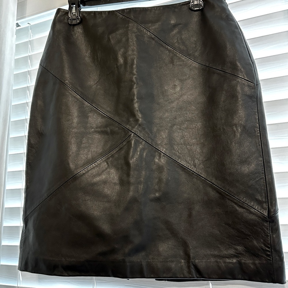 Black Leather MIDI skirt Valerie Stevens size 6